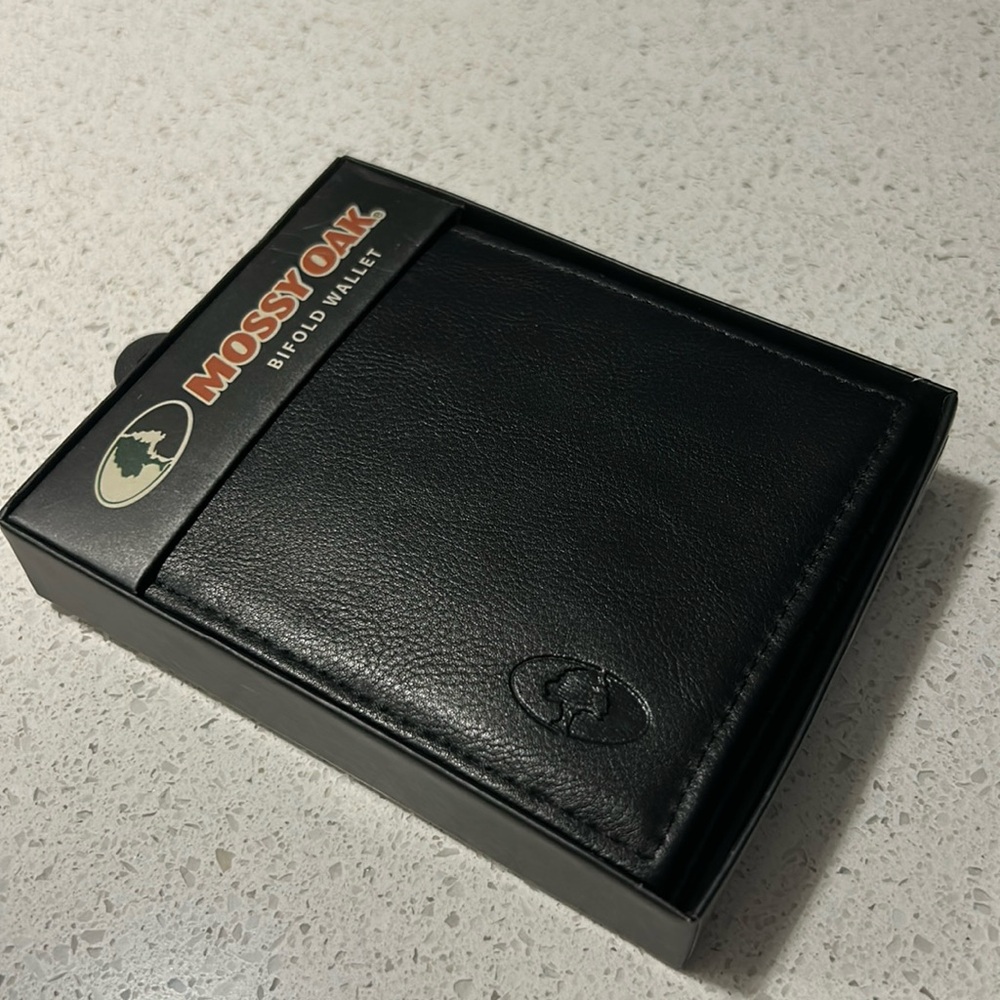 Men’s Mossy Oak Bifold wallet with ID spot